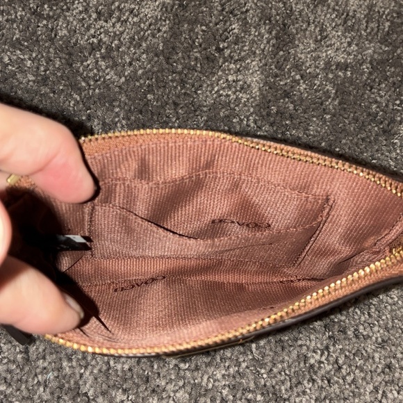 Coach CORNER ZIP WRISTLET IN CROSSGRAIN LEATHER - Picture 3 of 6